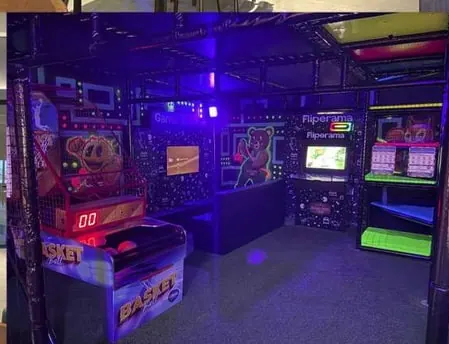 Arena de games com fliperama e basquete eletrônico