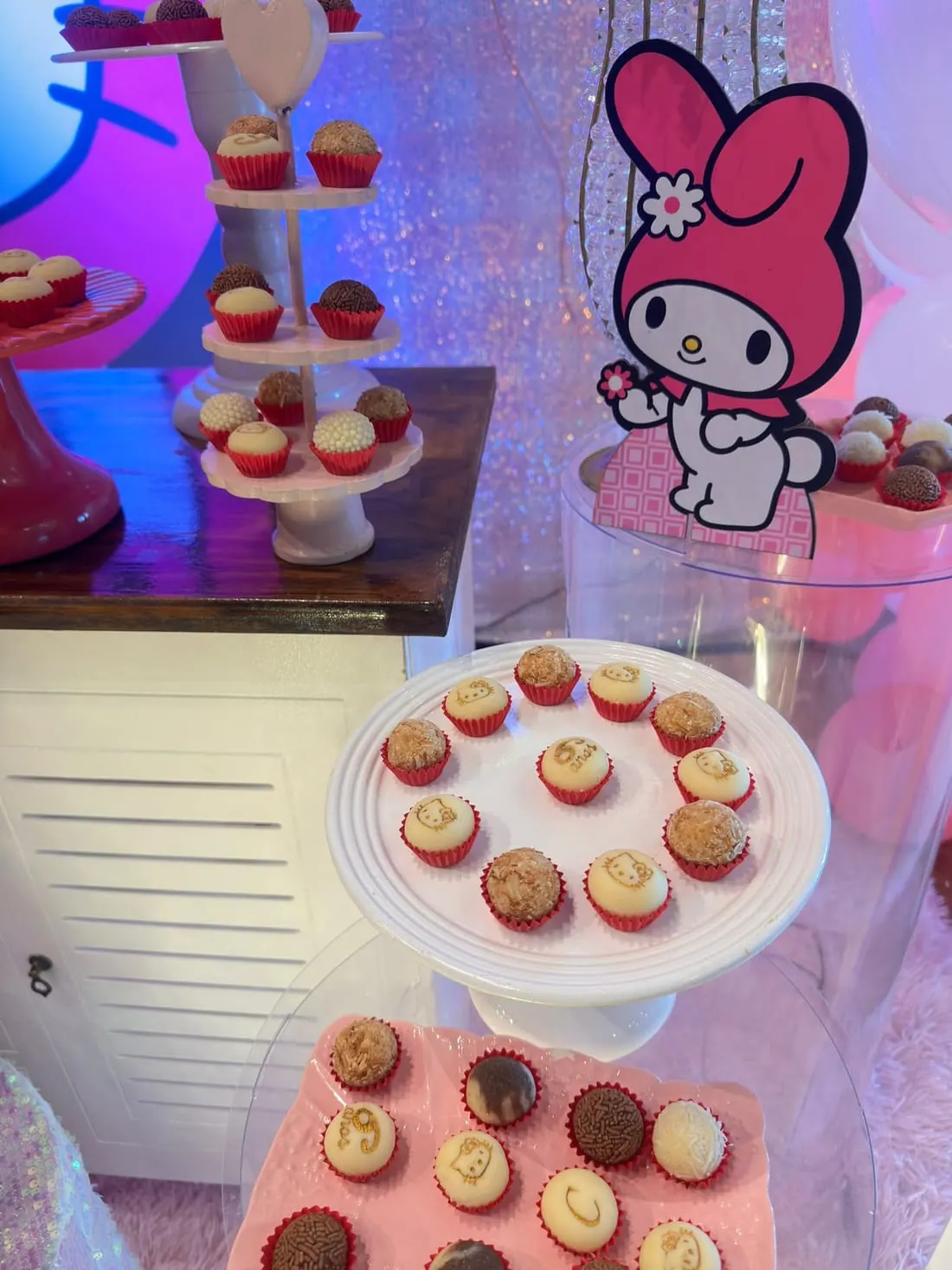Mesa de doces e bolo no Brava Park Fest São Vicente